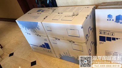 中国香港留学生回国行李到广州